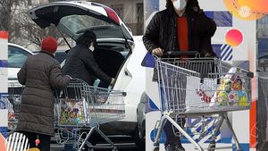 Scriitorul român de Nobel, la shopping cu mama