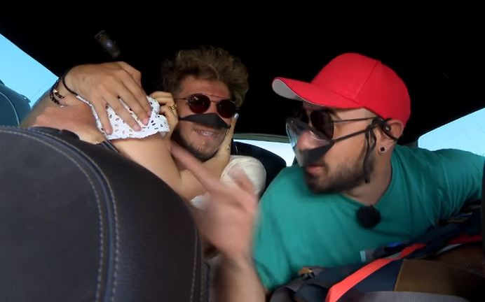 Scene uluitoare la Asia Express. L-a sărutat pe Cuza, apoi şi pe Lidia Buble. Antena 1 a difuzat imaginile