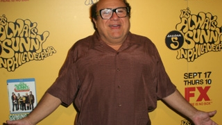 Danny DeVito uraste sa se priveasca in oglinda!