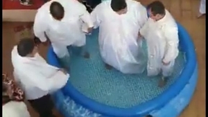 Botez în sufragerie, în plină epidemie de coronavirus! Un grup de pocăiți din Târgu-Jiu au organizat un ritual religios în casă, într-o piscină pentru copii
