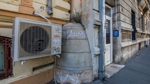 „Pissotta” unicat din centrul Capitalei! Ce reprezintă dâmbul de cărămidă lipit de o clădire din București. În Veneția este întâlnit la tot pasul