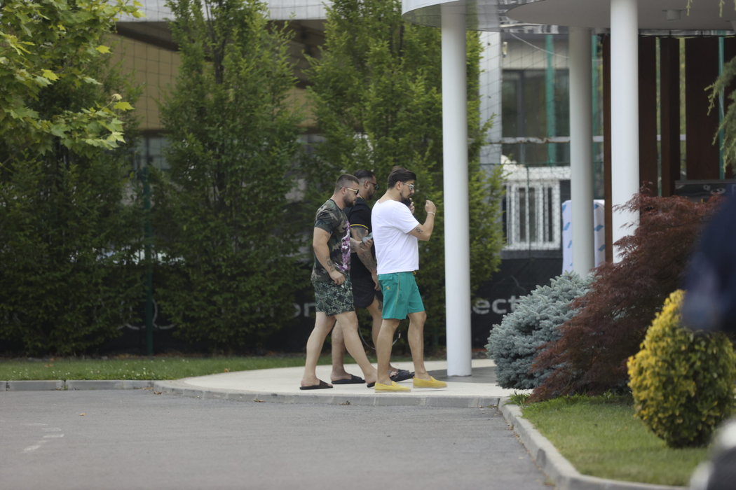 Alex Bodi și-a dat întâlnire cu ”frații” lui la piscină (Foto: CANCAN.RO)