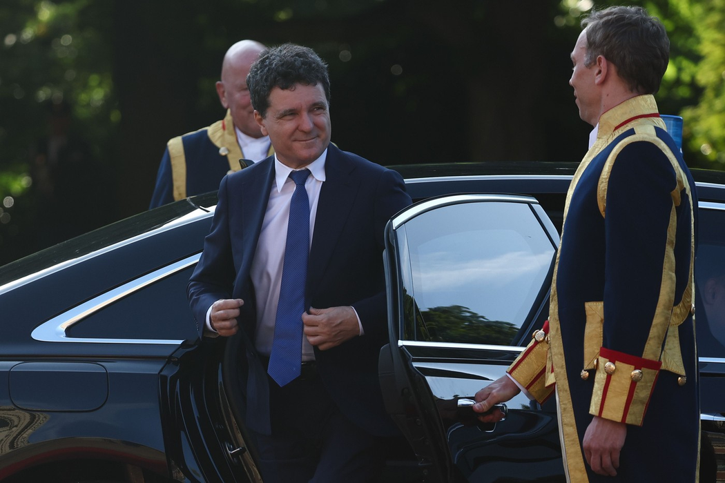 Președintele României, Nicusor Dan, în dreapta, este întâmpinat de regele Willem Alexander al Țărilor de Jos și de regina Maxima a Olandei în timp ce sosește pentru un dineu oficial la Paleis Huis ten Bosch înainte de summitul NATO de la Haga, Olanda, marți, 24 iunie 2025. Foto: Profimedia
