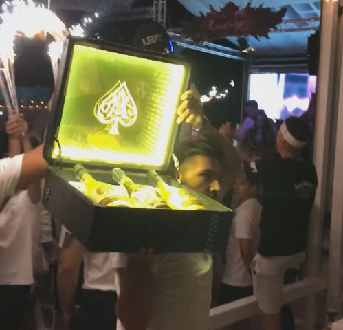 Fentosanii din ”Brigada Nepoții”, cu Marează și Flămânzeanu în frunte, au cheltuit 40.000 € într-un singur weekend pe șampanii Armand de Brignac