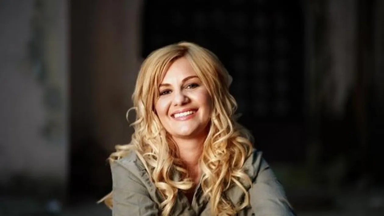 Nicola a devenit bunică la 50 de ani! Cum arată acum cântăreața