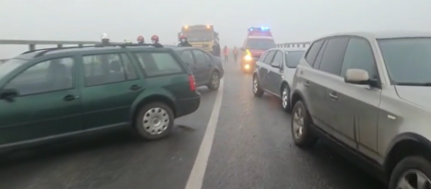 Carambol cu 21 de mașini, în Mureş. Traficul rutier este oprit în totalitate