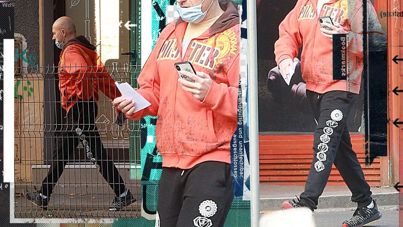 Pe stradă, “Vulpoiul” Costi Ioniță  își poartă masca “la derută”