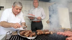 Sandu Cocoșatu' a dezvăluit rețeta secretă pentru cei mai gustoși mici! Dai lovitura cu ei la grătarul de 1 Mai