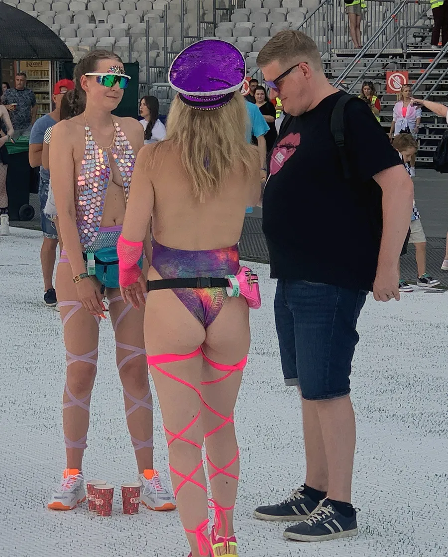 Cum au putut să vină îmbrăcate aceste două turiste olandeze la deschiderea festivalului Untold din Cluj. Oamenii au crezut că nu văd bine! 