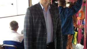 Am trait s-o vedem si pe-asta! Beizadeaua Victoras Micula se plimba cu tramvaiul, alaturi de pensionari!