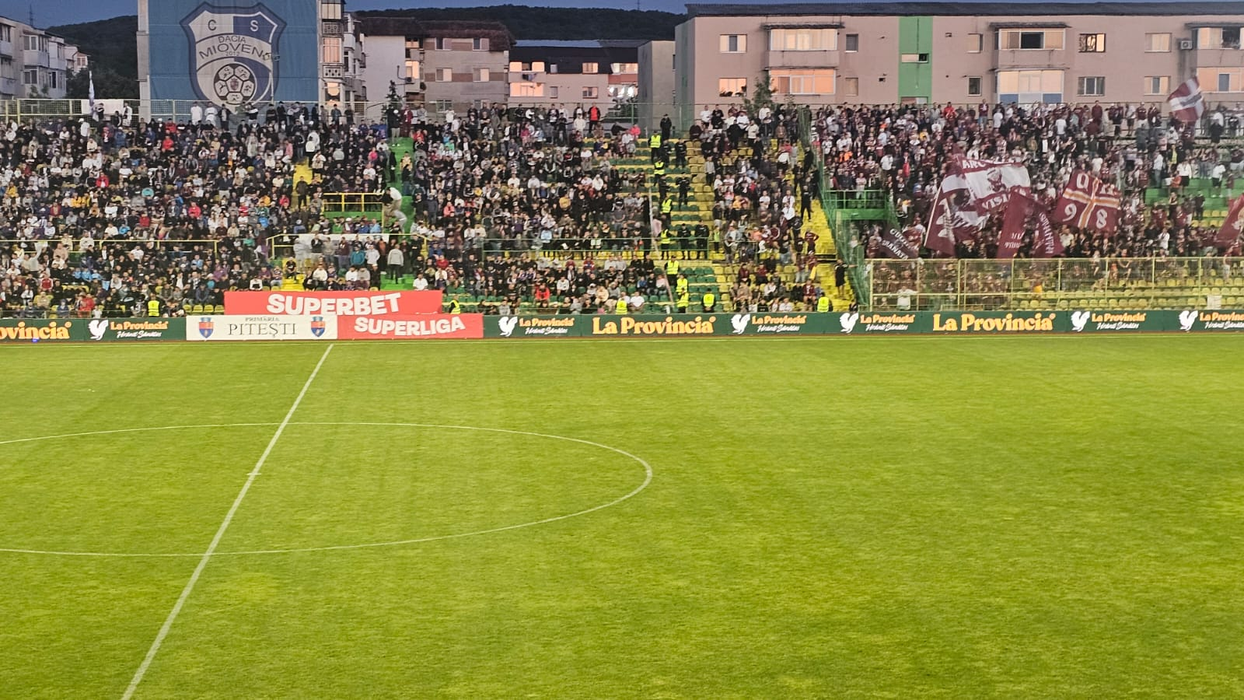 Spectacol la meciul FC Argeș – Rapid: fanele lui Dobrin au eclipsat fazele de joc cu ținutele lor provocatoare!