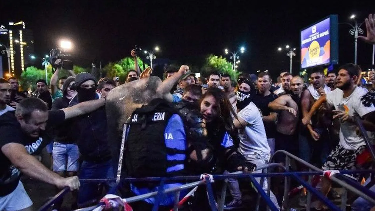 Șapte protestatari au fost arestați pentru 30 de zile pentru că au lovit jandarmii la miting