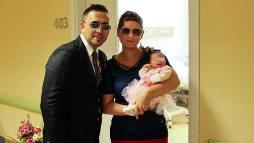Fetita lui Sorinel Pustiu are doar 5 zile si deja face legea in casa! Vezi cum a fost prima noapte in sanul familiei!