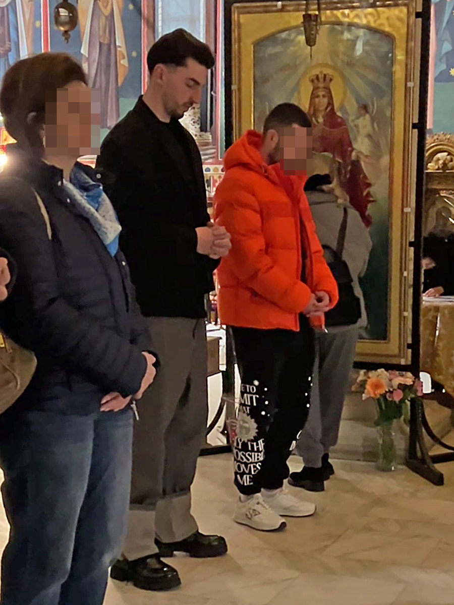 Andrei Vlad ascultă slujba cu evlavie