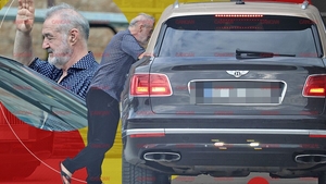 Cum a înfruntat Gigi Becali canicula în fața catedralei din Pipera. Șlapi în picioare, Rolls Royce Ghost în parcare!