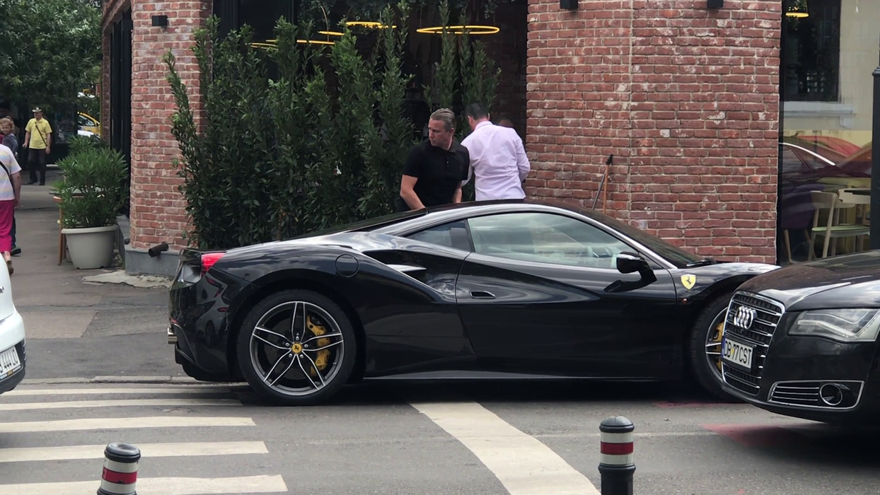 Reghe face ravagii prin București cu noul Ferrari de 300.000 €