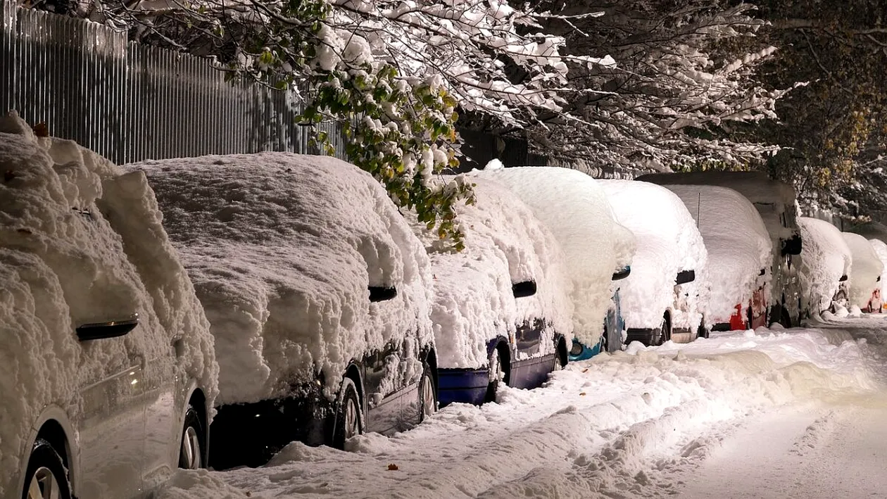 Toți românii trebuie să știe! Ce amendă riști să primești dacă nu strângi zăpada din fața casei