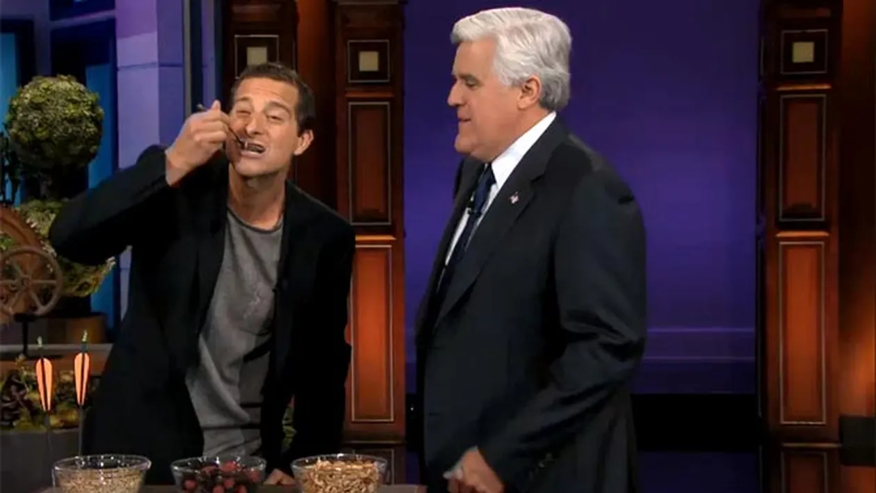 Bear Grylls asa cum nu l-ai mai vazut niciodata! A mancat viermi cu lingurita in direct la Jay Leno si a facut caterinca de Regina Angliei