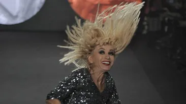 O creatoare foooooarte flexibila! Vezi aici ce a facut un designer american pe podiumul de moda