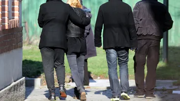 Cate lacrimi, ce durere! Reactiile cutremuratoare ale parintilor Micai, cand si-au vazut copila, in rochie de mireasa, in sicriu