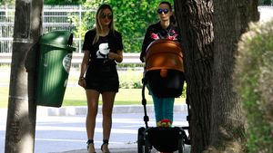 Imagini în premieră cu ”fetele” din familia Năstase. Nurorile premierului au scos bebeluşul la plimbare!