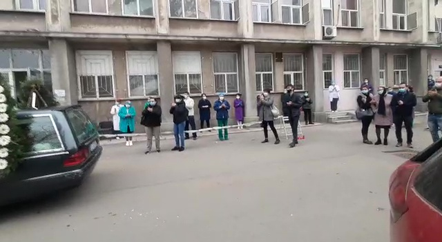 Chirurgul craiovean ucis de COVID-19, aplaudat de colegi la plecarea pe ultimul drum