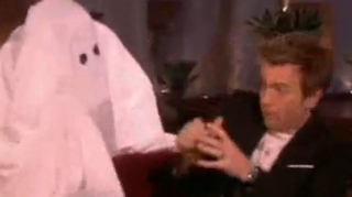 VIDEO FUNNY Ewan McGregor, speriat de o fantoma in timpul unei emisiuni televizate!
