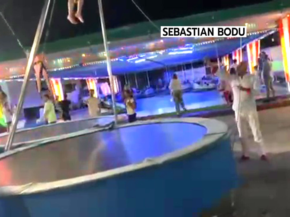 Sebastian Bodu și soția lui privesc cum se distrează fetița lor (Foto: CANCAN.RO)