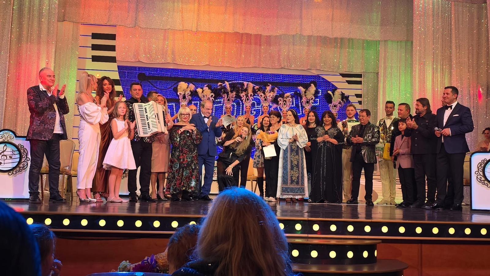Mirabela Dauer, celebrată de artiști și prieteni într-o seară de neuitat. Trio-ul Simona Florescu, Ioana Dichiseanu și Anastasia a fost ecoul generațiilor care se întâlnesc în cântec