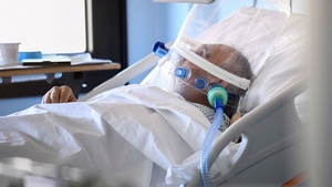 Povestea sfâșietoare a unui bărbat infectat cu virusul COVId-19! Și-a petrecut ultimele 30 de ore din viață cu familia, la telefon