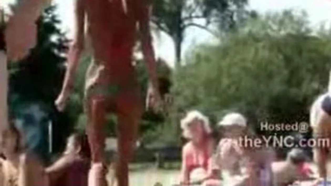 VIDEO INGROZITOR! O femeie slaba moarta isi etaleaza fizicul dezordonat pe plaja!