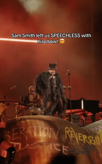 Sam Smith a schimbat ținutele vestimentare, pe scena de la Untold / sursă foto: captură video
