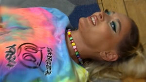 Câți lei costă, de fapt, "choker"-ul pe care îl poartă Delia Matache la filmările iUmor de la Antena 1. Mihai Bendeac a crezut că e o glumă