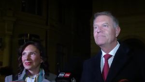 Cum a venit îmbrăcată Carmen Iohannis la slujba de Înviere din Sibiu. Prima Doamnă a României a atras toată atenția