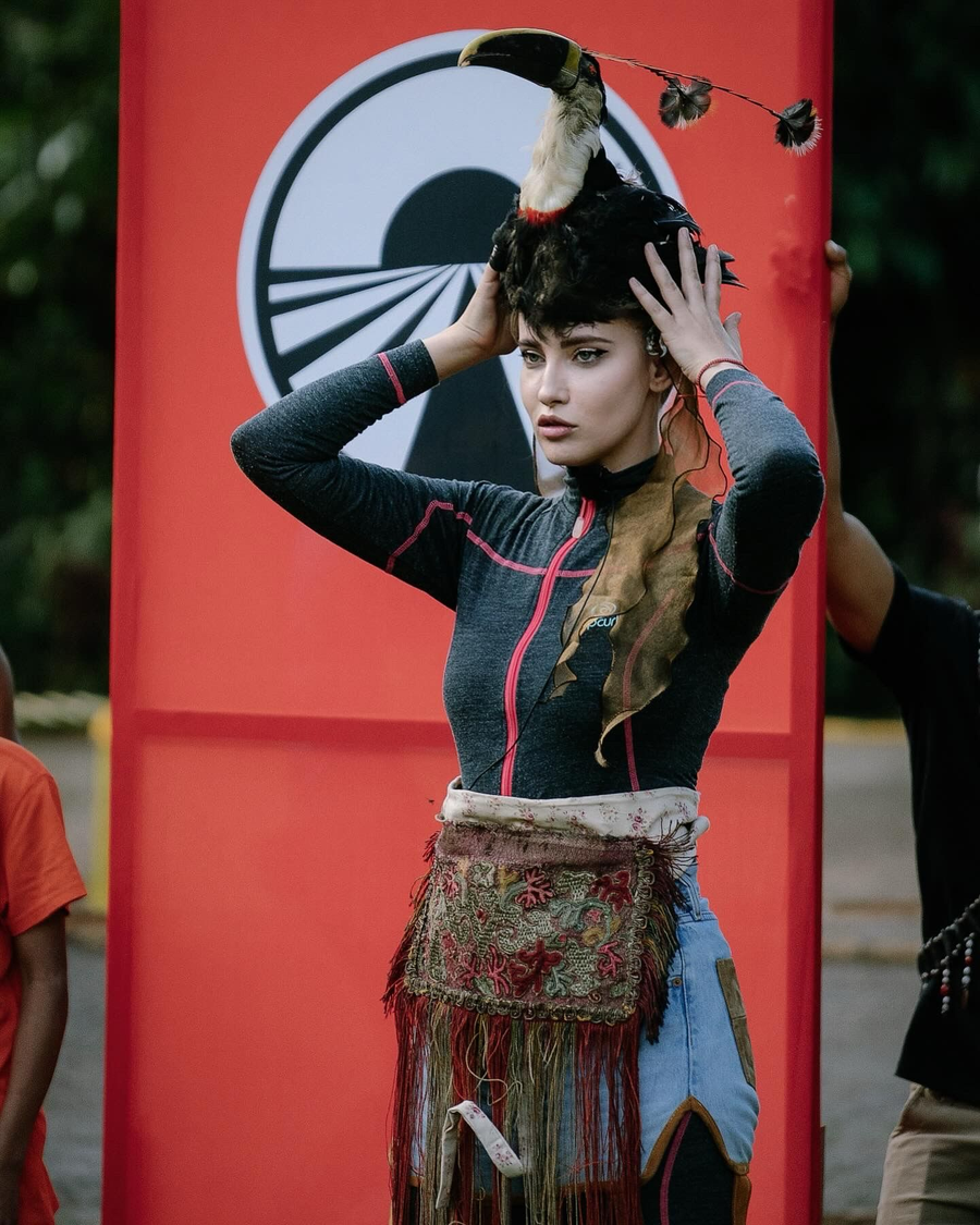 Iulia Albu a înlocuit găina cu o pasăre împăiată