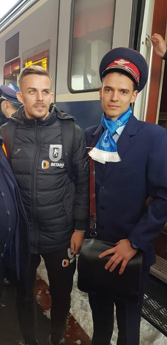 Universitatea Craiova a plecat spre Bucureşti. Fotbaliștii Științei au făcut spectacol în gară