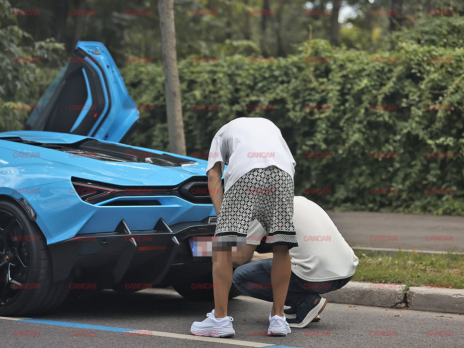 Sebastian Dobrincu și-a luat un Lamborghini baby blue