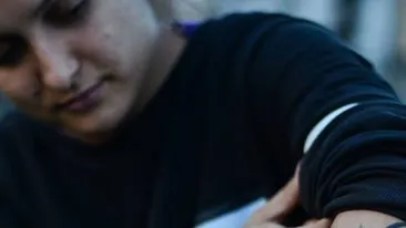 Povestea din spatele acestui tatuaj! De ce a ales o tanara sa isi tatueze trei masti care alunga spiritele rele?