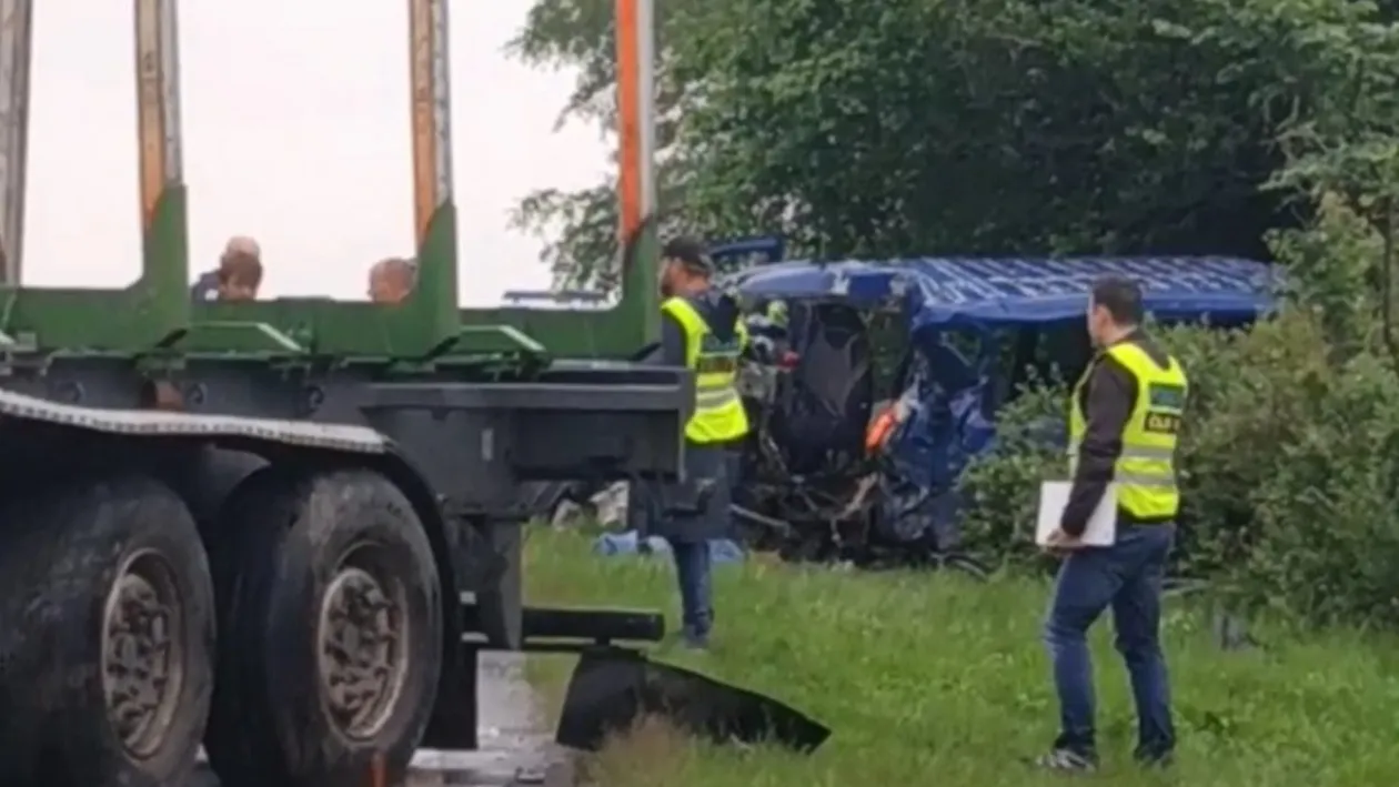 Accident teribil în Cehia! Un microbuz plin cu români a fost distrus de un camion. Două persoane au murit, iar alte șase au fost rănite