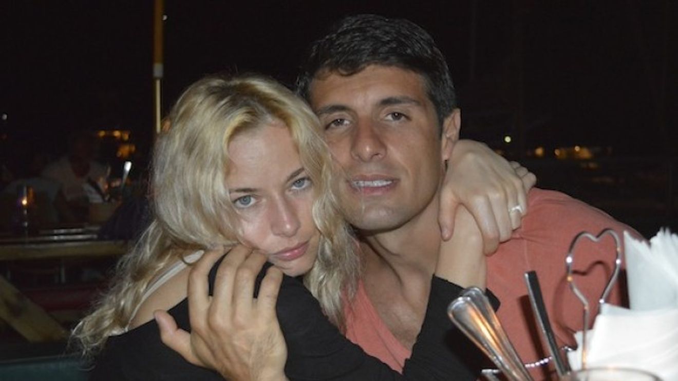 Laura Cosoi este tratata ca o printesa de iubitul ei! Vezi cum o intampina la coborarea din masina si cum o conduce la restaurant