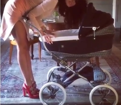 Madalina Ghenea s-a lăsat filmată în timp ce-şi răsfăţa fetiţa în cărucior