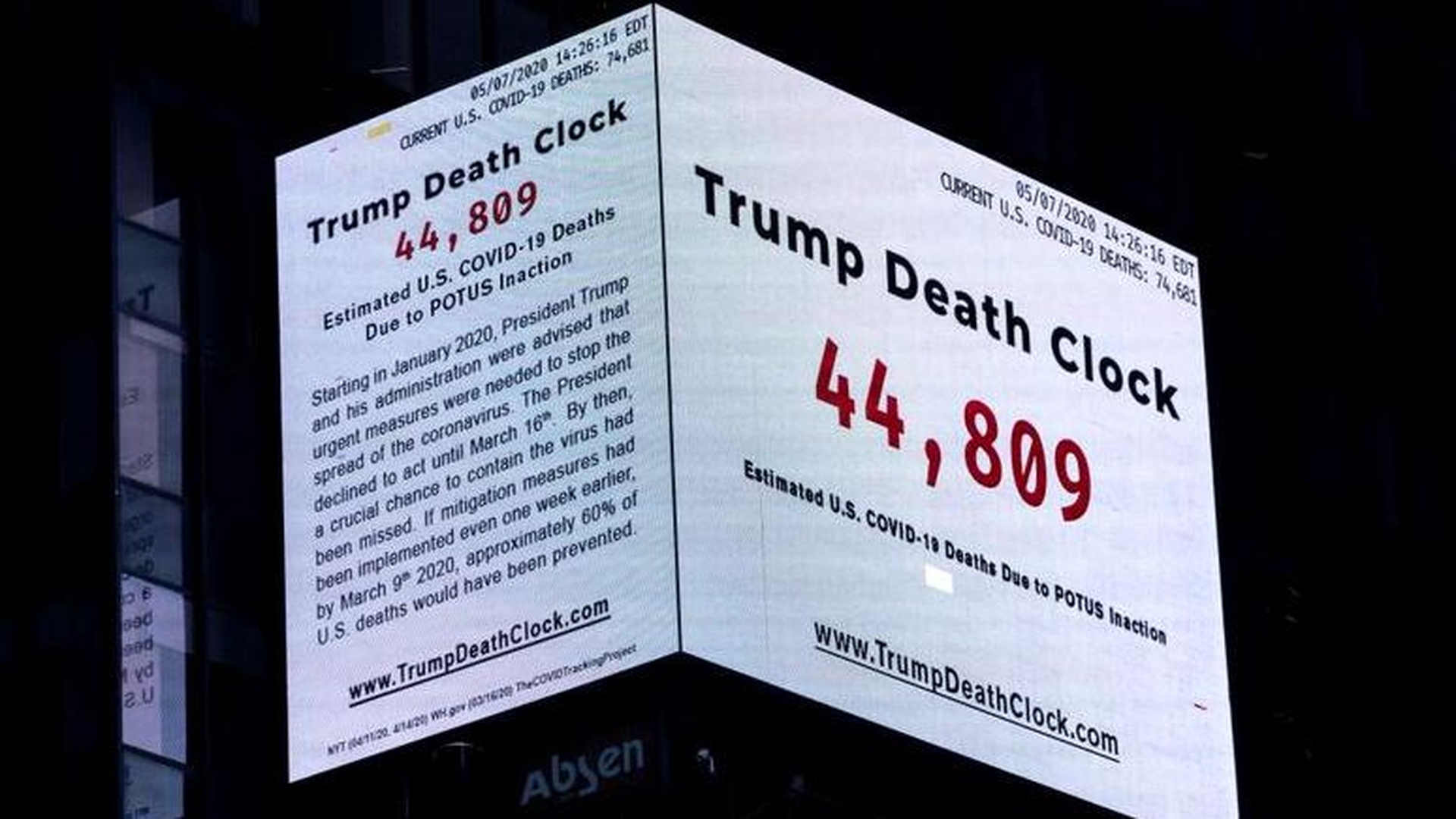 "Ceasul morții al lui Trump". Panoul luminos care tronează pe o clădire din Times Square, în plină pandemie de COVID-19. Președintele SUA, luat în colimator