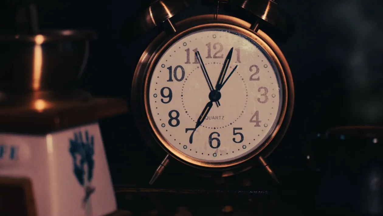 Cum ne afectează trecerea la ora de vară 2026. Ce se întâmplă în organismul nostru, de fapt