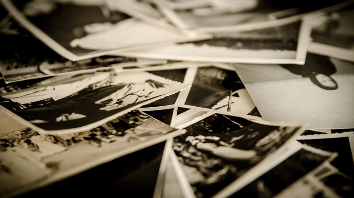 O bătrănică s-a uitat zilnic la fotografia soțului decedat. Incredibil ce a descoperit, după 7 ani pe spatele ei