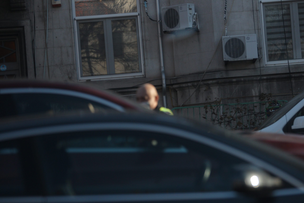 Denise Rifai stă de vorbă cu polițistul/ Sursă foto: CANCAN.RO