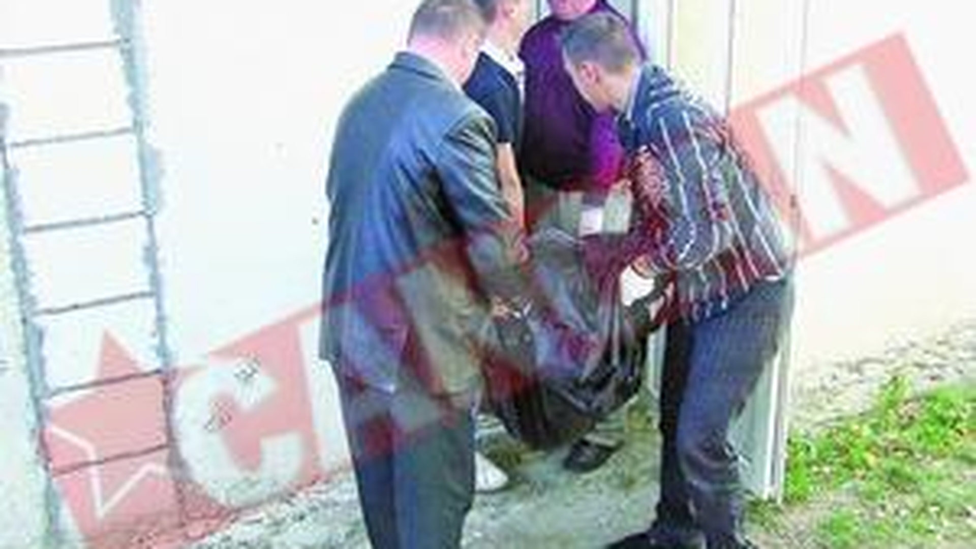 Isi asteapta si acum parintii sa intre pe usa