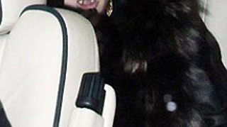 Lindsay mananca chipsuri pe ascuns