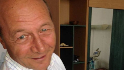 Prima fotografie cu fiica Elenei Basescu! Presedintele Romaniei a lacrimat cand a tinut-o in brate! Vezi cat de fericiti sunt