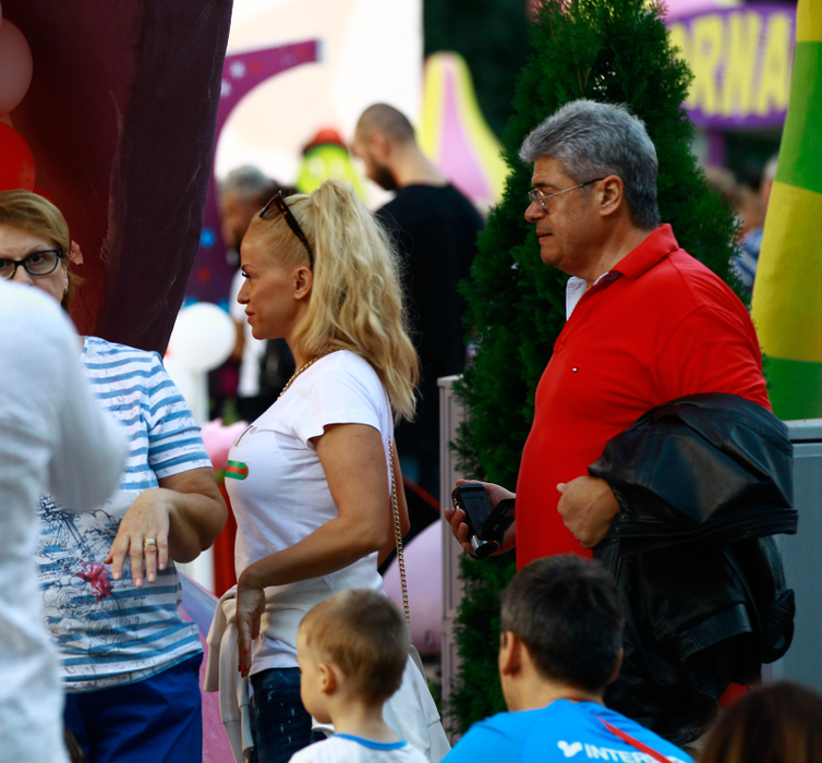 Tatăl Andei a venit în vizită în România şi a ţinut-o în braţe tot timpul plimbării în parc