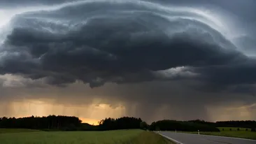 Avertisment meteo ANM: cod galben pentru vijelii, grindină și intensificări ale vântului în aceste județe